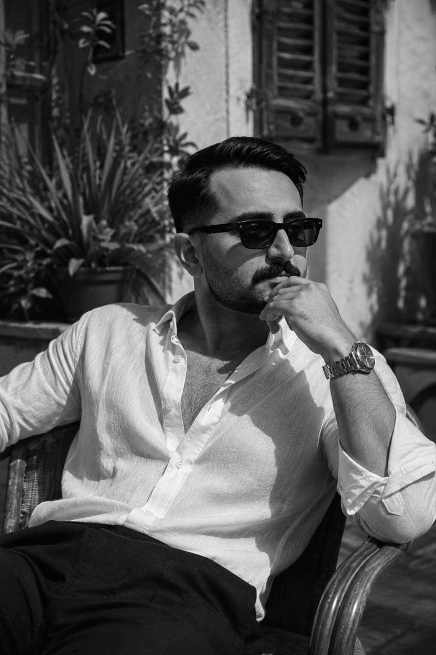 پویا کریمی، نشسته در فضای باز